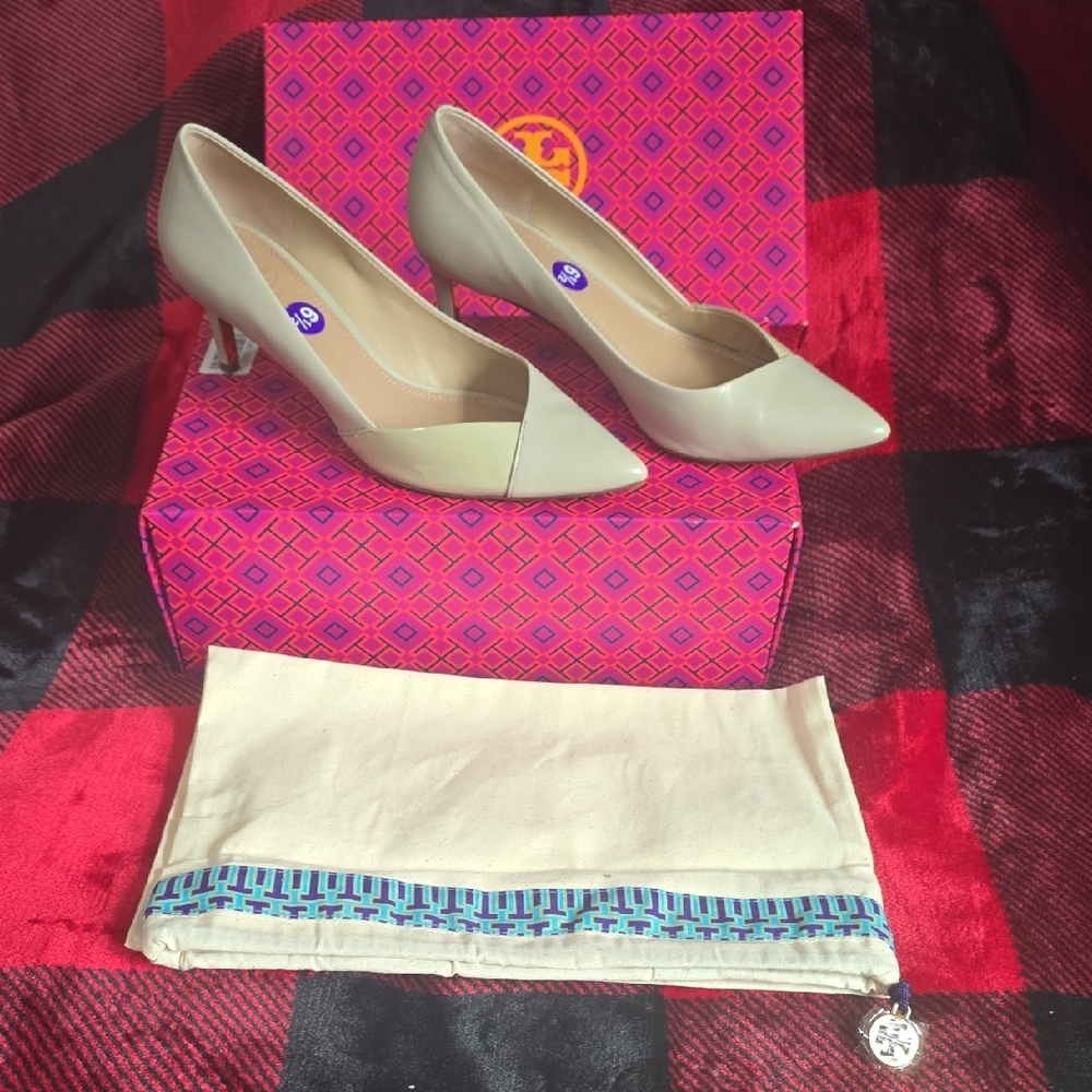 Tory Burch Cream Heels with Pointed Toe and Medium Tapered Heel